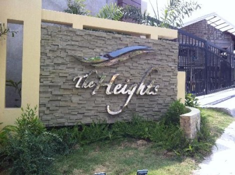 the-heights-entrance